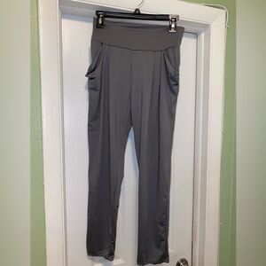 Women’s Gray cropped pants